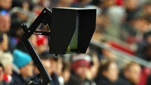 Schiedsrichter werden in der Bundesliga weiterhin auf den VAR setzen können.