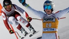 Ragnhild Mowincekl (re.) jubel über den Sieg, Stephanie Venier wurde nach der Windunterbrechung noch vom Podium gestoßen. (Bild: AP)