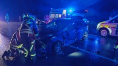 Das Fahrzeug des Unfallverursachers kam quer zur Fahrbahn zum Stehen. (Bild: Freiwilllige Feuerwehr Lorüns)