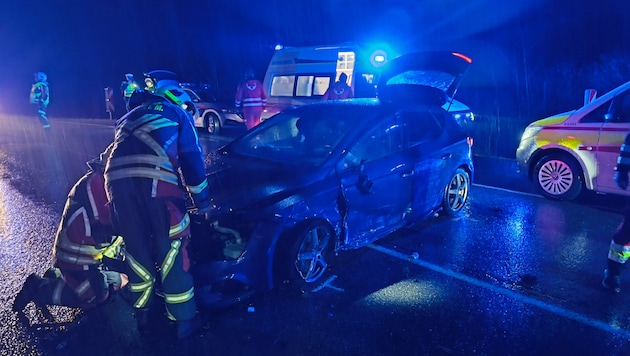 Das Fahrzeug des Unfallverursachers kam quer zur Fahrbahn zum Stehen. (Bild: Freiwilllige Feuerwehr Lorüns)