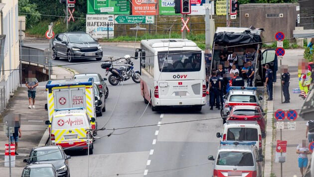 Argument der Politik für die Bezahlkarte: Steht Bargeld nicht zur Verfügung, können Schlepper nicht mehr bezahlt werden. (Bild: Harald Dostal, Krone KREATIV)