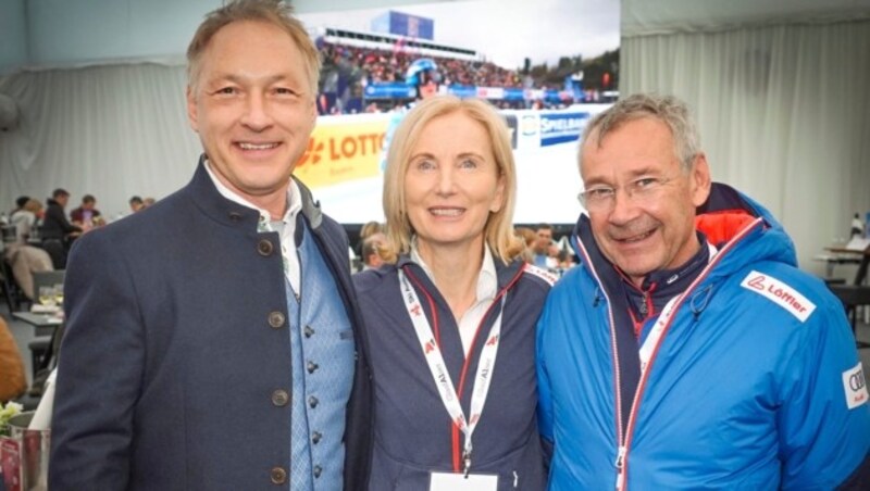 „Krone“-Geschäftsführer Gerhard Valeskini, Ski Austria-Präsidentin Roswitha Stadlober und Skisprung-Legende Ernst Vettori. (Bild: Sepp Pail)