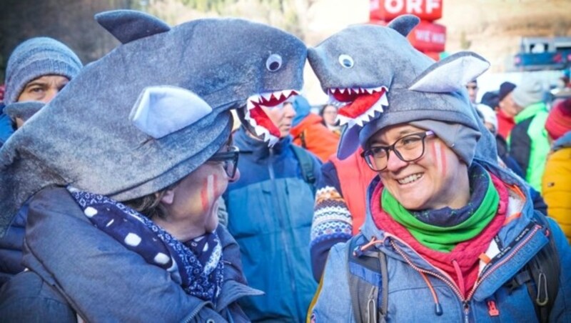 Viele Zuschauer waren auch lustig kostümiert. (Bild: Sepp Pail)