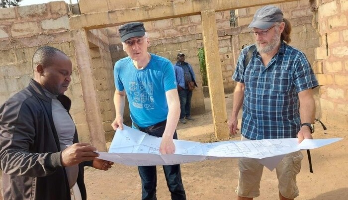 Ehrenamtliche Mitarbeiter bauen mit viel christlicher Hingabe am Herzensprojekt von Pfarrer Paulinus. Das Projekt ist durch die Ablöse des Seelsorger in Gefahr.