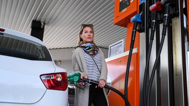 Autofahrerinnen müssen beim Tanken wieder tiefer in die Tasche greifen (Bild: Wenzel Markus)