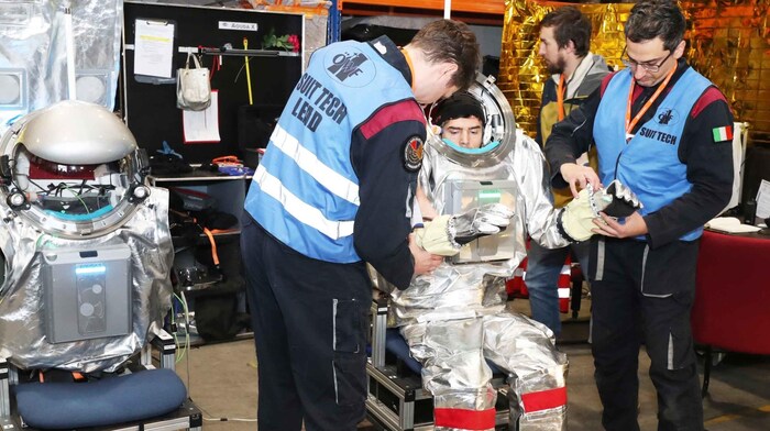 Selbst bei einem eingespielten Team dauert es drei Stunden, bis der 50 Kilo schwere Raumanzug ...
