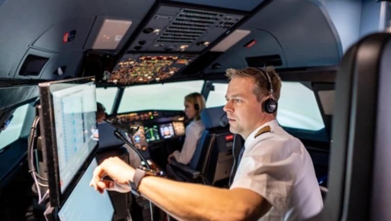 Für Piloten gelten strenge Regeln, damit sie ins Cockpit steigen dürfen: Sie müssen zum Beispiel jede gesundheitliche Veränderung bei Ärzten melden. (Bild: Lufthansa)