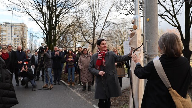 Viele Vertreter von Stadt und Land kamen zur Enthüllung der ersten Zeitpunkte in die ...