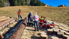 Die Einsatzkräfte leisteten vor Ort erste Hilfe.