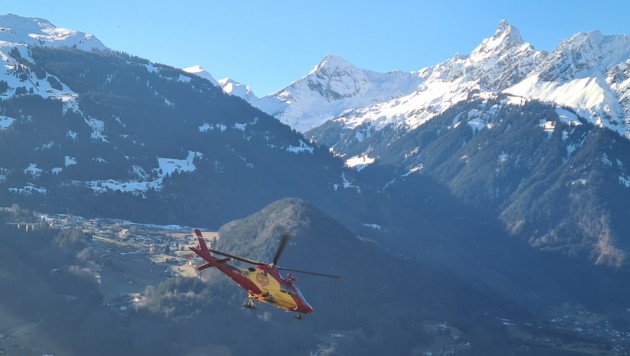 Der Rettungshubschrauber brachte den Mann ins Landeskrankenhaus nach Feldkirch. (Bild: Freiwillige Feuerwehr Schruns)