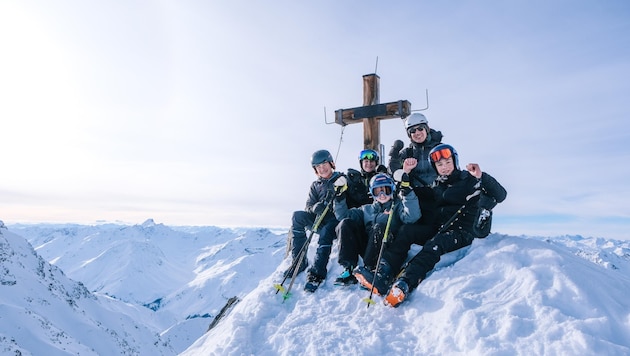 Gipfelglück für die 14-Jährigen mit Lehrer Alexander Hell am K 2. (Bild: Simon Schoepf)