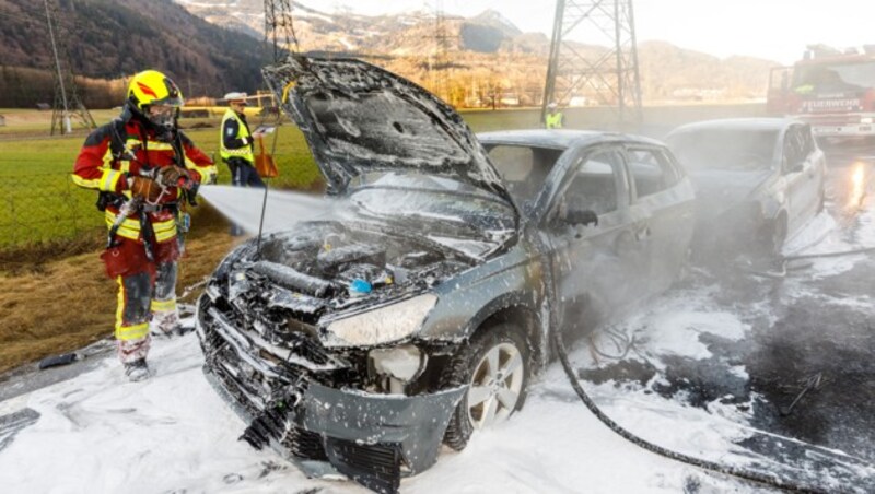 Die Kräfte der Feuerwehr konnten nicht mehr viel retten. (Bild: Bernd Hofmeister)