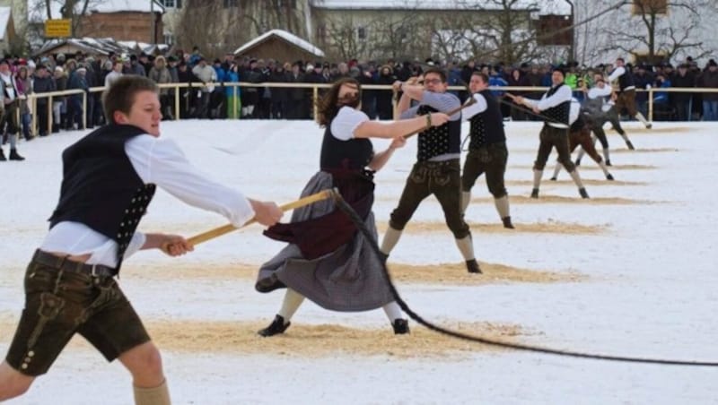 Die Schnalzer von Muntigl richten alle sieben Jahre das Gemeindeschnalzen im Flachgau aus (Bild: Schnalzerverein Muntigl)