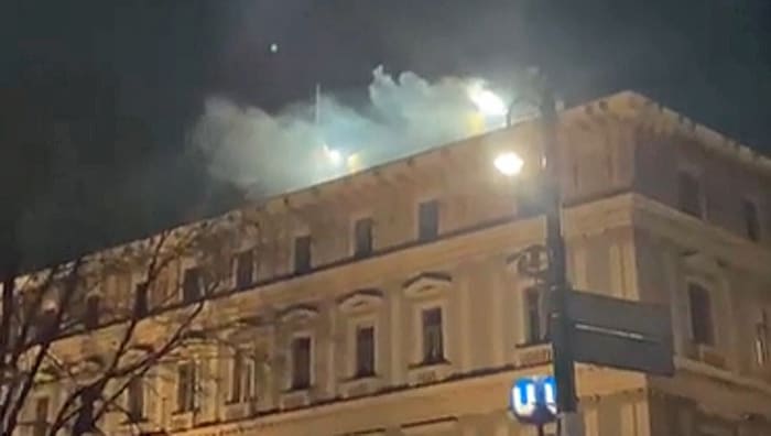Drei Personen waren während der „Demo gegen Rechts“ auf das Dach des Palais Epstein gelangt.