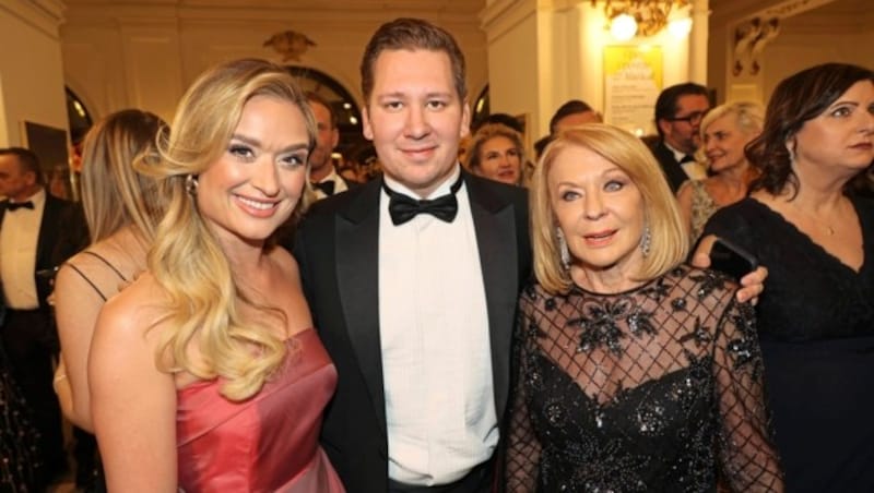 Corinna Kamper mit Clemens Trischler und Gerda Rogers (Bild: Christian Jauschowetz)