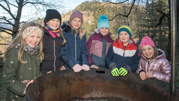 Die Kinder haben ihren Spaß in der unberührten Natur und halten sich viel im Freien auf.