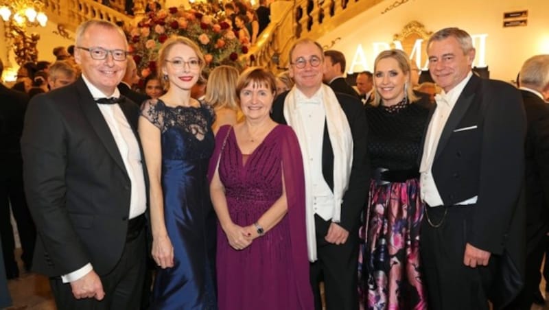 „Krone“-Chefredakteur Klaus Herrmann mit Karin, Gabriele und Martin Schaller (RLB) sowie Claudia und Banker Heinz Schaller (v. li.). (Bild: Christian Jauschowetz)