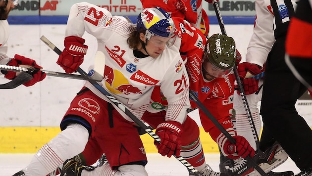 Bourke (li.) scorte in jeder der drei Partien gegen VSV - die Adler führen aber in der Saisonbilanz mit 2:1 Siegen. (Bild: Tröster Andreas)