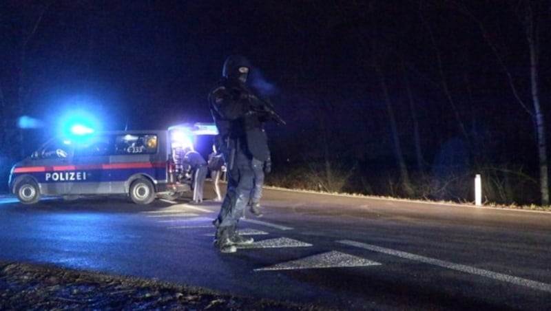 Die Polizei sucht seit der Nacht nach dem Täter - bislang vergeblich. (Bild: Maurice Shourot)