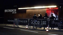 Polizeispezialeinheiten sicherten den Tatort beim Nachtclub Sender. (Bild: Maurice Shourot)