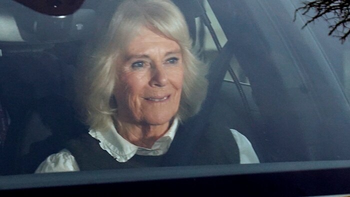 Königin Camilla blieb am Samstag drei Stunden bei ihrem Ehemann König Charles im Spital.