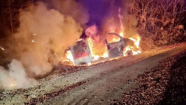 Dieses Fahrzeug ging in den Flammen auf.