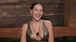 In Videos, die Leyla selbst auf TikTok veröffentlicht, spricht sie ganz offen über ihre Schönheits-OPs.  Hier ist sie im sogenannten Dschungeltelefon zu sehen. (Bild: RTL)