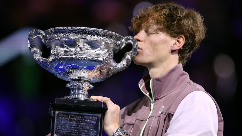 Jannik Sinner mit der Australian-Open-Trophäe (Bild: APA/AFP/Martin KEEP)