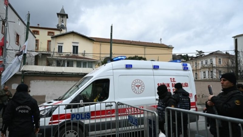 Die katholische Kirche Santa Maria in Istanbul wurde am Sonntag von zwei maskierten Personen angegriffen. Dabei starb ein Mann. (Bild: AFP)