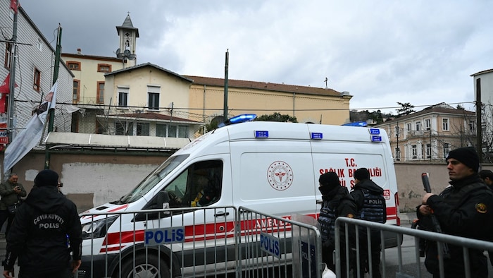 Die katholische Kirche Santa Maria in Istanbul wurde am Sonntag von zwei maskierten Personen ...