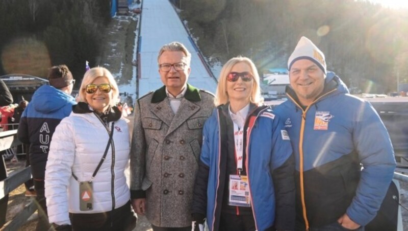 Auch Verteidigungsministerin Klaudia Tanner und der steirische Landeshauptmann Christopher Drexler ließen sich das Spektakel am Kulm nicht entgehen. (Bild: Sepp Pail)