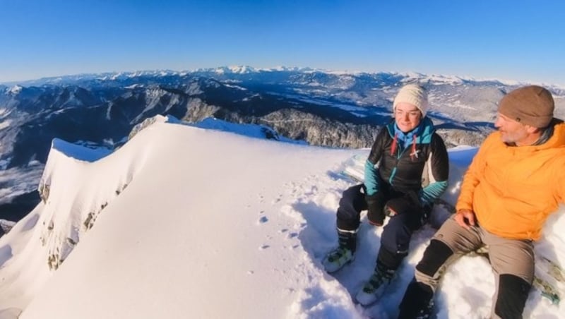 „Bergkrone“-Redakteur Hannes Wallner mit Gesundheitslandesrätin Beate Prettner im Gipfelgespräch. (Bild: Wallner Hannes)