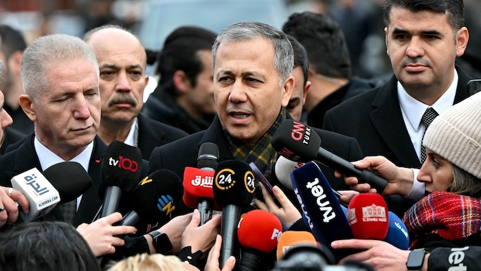 Türkeis Innenminister Ali Yerlikaya besuchte am Sonntag den Tatort.