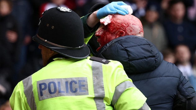Schlimme Szenen beim Black Country Derby in England (Bild: AFP)