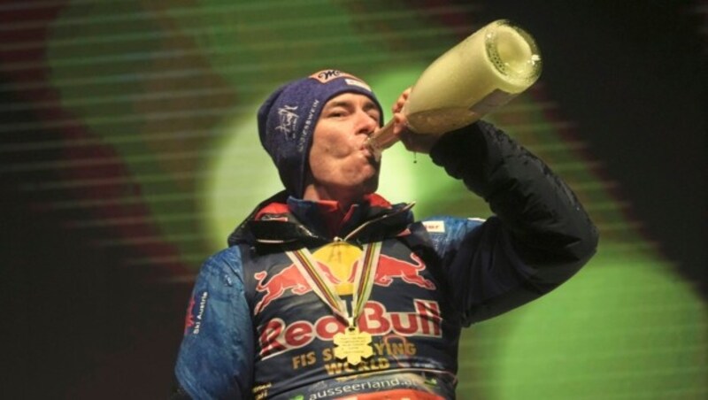 Stefan Kraft nahm nach WM-Gold einen großen Schluck aus der Champagner-Flasche. (Bild: Sepp Pail)