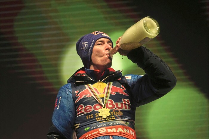 Stefan Kraft nahm nach WM-Gold einen großen Schluck aus der Champagner-Flasche.