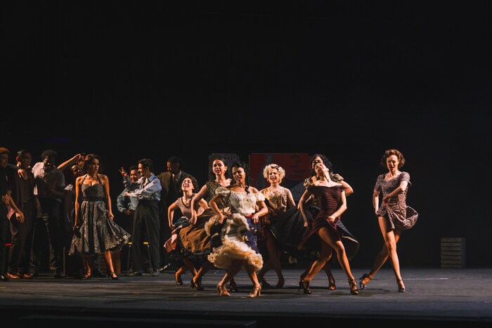 Das „West Side Story“-Ensemble tanzt großartig