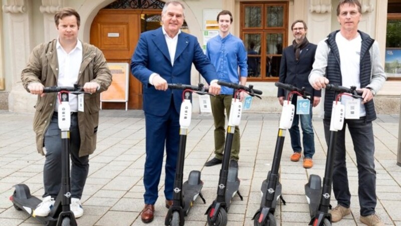 2021 wurde der Scooter-Verleih gestartet (Bild), im Zuge der Vertragsverlängerung soll es Maßnahmen gegen das„Wildparken“ geben. (Bild: Stadt Wiener Neustadt)