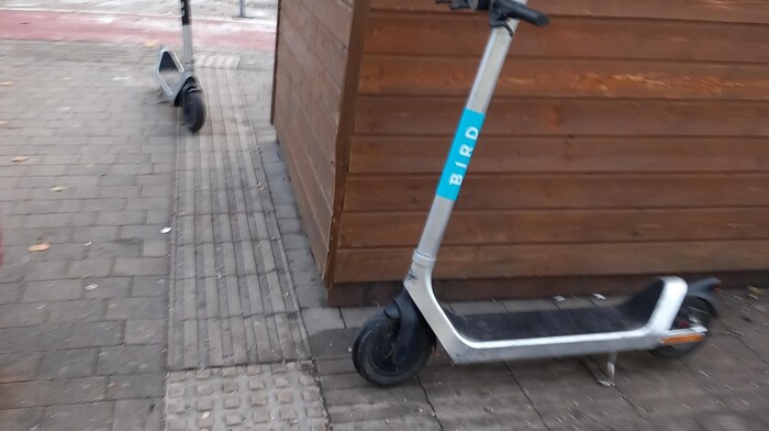 Auf Blindenleitlinien geparkt stellen E-Scooter eine Gefahr für Sehbehinderte dar.