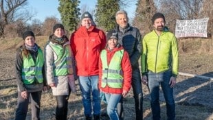 Die Wissenschafter Günter Emberger, Reinhard Steurer und Franz Essl (v. li.) mit Aktivistinnen vor dem Baumhaus. (Bild: DORISSEEBACHER)