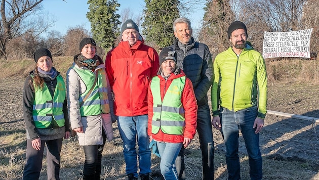 Die Wissenschafter Günter Emberger, Reinhard Steurer und Franz Essl (v. li.) mit Aktivistinnen vor dem Baumhaus. (Bild: DORISSEEBACHER)