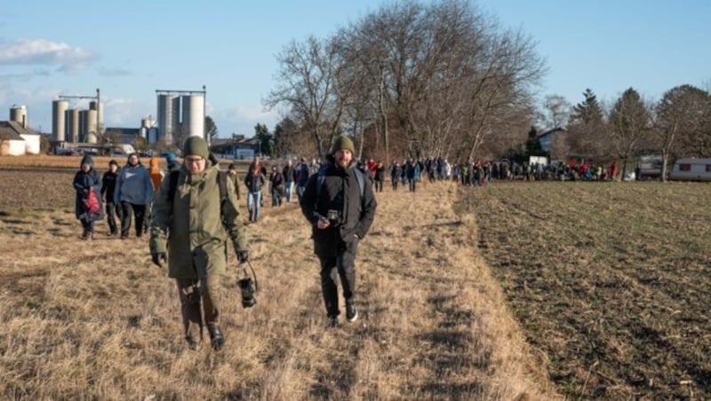 Gegner der Ostumfahrung versammelten sich auf jenen Feldern bei Lichtenwörth, über welche die Ostumfahrung verlaufen soll. Mit Parolen protestierten sie gegen das Straßenprojekt. (Bild: DORISSEEBACHER)