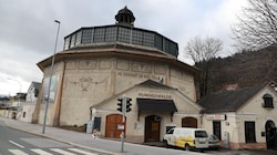 Rechts neben der denkmalgeschützten Rotunde befindet sich das Lokal. Jetzt ist Sperrstund´!