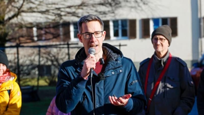 Wilfried Haslauer für die Volkspartei sowie Kay-Michael Dankl (o.) für die KPÖ Plus schwangen am Samstag zeitgleich ihre Reden. (Bild: Markus Tschepp)