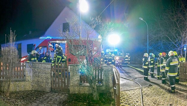 Ein Großaufgebot an Einsatzkräften der Feuerwehr kämpfte in Altschlaining gegen einen Brand in einem Wohnhaus an. (Bild: Bezirksfeuerwehrkommando Oberwart)