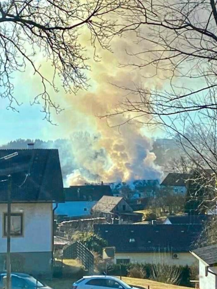 Die Rauchsäule, die über Oberdorf aufgestiegen ist, war von Weitem zu sehen. Im Nu stand nach ...