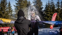 Jakob Herrmann bekam bei der Zielankunft von seiner Frau Andrea eine Sektdusche. (Bild: the.adventure.bakery | Philipp Reiter)