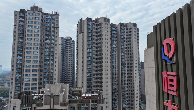 Wohngebäude mit dem Logo von China Evergrande in der Stadt Nanjing (Bild: APA/AFP/STR)