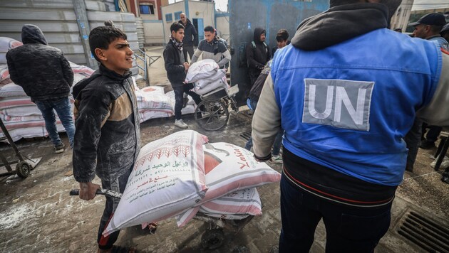 Twelve employees of the UN Palestinian Relief and Works Agency are said to have links to Hamas. (Bild: APA/AFP)