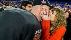 Taylor Swift gratulierte Travis Kelce nach dem Sieg der Kansas City Chiefs mit einem heißen Kuss. (Bild: APA/AP Photo/Julio Cortez)